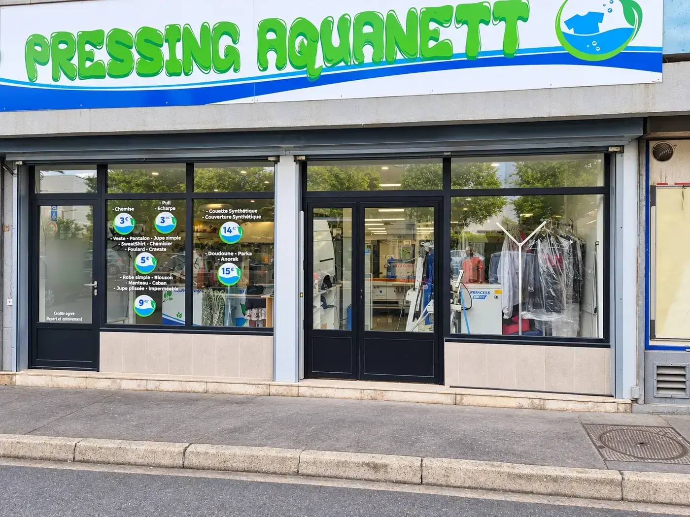 Devanture du Pressing Aquanett, 1 avenue Romain Rolland à Saint-Denis